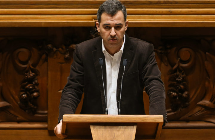 O deputado do partido PAN André Silva, intervém durante a discussão na especialidade do Orçamento do Estado para 2019 (OE2019), na Assembleia da República, em Lisboa, 29 de novembro de 2018. ANTÓNIO COTRIM/LUSA