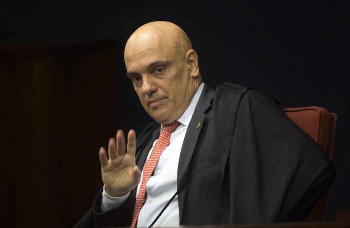 epa06286963 Judge Alexandre de Moraes attends a hearing to analyze an appeal brought by the defense of Italian Cesare Battisti aimed to avoid his extradition to Italy, in Brasilia, Brazil, 24 October 2017.  EPA/JOEDSON ALVES