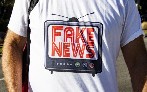 epa07849841 A Trump supporter wears a t-shirt reading 'Fake News' as he waits for the arrival of President Donald Trump in front of the Beverly Hills Hotel in Beverly Hills, California, USA, 17 September 2019. Trump is on a two-day trip to California to raise money for his 2020 election campaign.  EPA/ETIENNE LAURENT