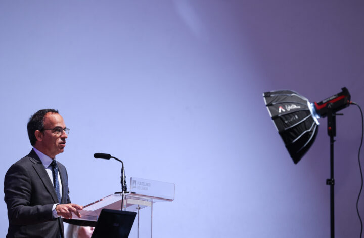 O ministro da Cultura, Pedro Adão e Silva, usa da palavra no 6.º Congresso Literacia, Media e Cidadania, na Escola Superior de Comunicação Social do Instituto Politécnico de Lisboa, 21 de abril de 2023. TIAGO PETINGA/LUSA