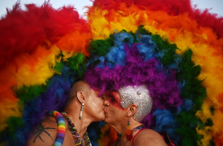 epa10736836 Two persons kiss during the 24th edition of the Brasilia LGBT+ Pride March, on the esplanade of the Ministries in Brasilia, Brazil, 09 July 2023. With the march towards the National Congress, the capital of Brazil ends its 2023 Pride festival, which began on June 24 and which developed recreational, cultural, and educational activities around diversity and the claim of rights of the LGBT+ community.  EPA/Andre Borges