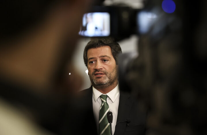 O presidente do Chega (CH), André Ventura, fala aos jornalistas, na Assembleia da República, em Lisboa, 20 de abril 2023. CARLOS M. ALMEIDA/LUSA