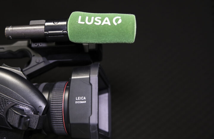 Novo logótipo e microfone utilizado em reportagem pela Agência Lusa, Lisboa, 03 de agosto de 2022. ANTÓNIO COTRIM/LUSA