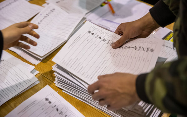 Delegados realizam a contagem de votos dos eleitores no estrangeiro das eleições legislativas, na FIL, em Lisboa, 09 de fevereiro de 2022. JOSÉ SENA GOULÃO/LUSA