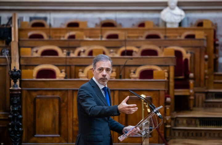 O ministro dos Assuntos Parlamentares, Pedro Duarte, usa da palavra durante o encerramento da conferência “Informação como Bem Público: Regulação Mediática e Políticas Públicas