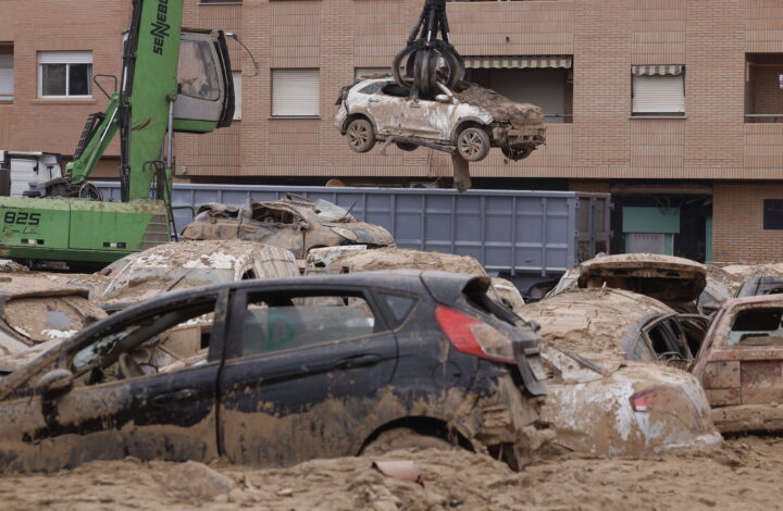 epa11794901 A mud-covered, damaged vehicle lifted by a crane in the flood-hit town of Massanassa, Valencia, eastern Spain, 27 December 2024. Floods triggered by the DANA (high-altitude isolated depression) weather phenomenon hit the east of Spain on 29 October 2024, devastating Valencia and neighboring provinces and leaving at least 229 people dead.  EPA/KAI FOERSTERLING