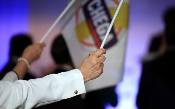Uma apoiante do Chega acena uma bandeira durante um jantar com militantes no âmbito da campanha eleitoral para as eleições legislativas, em Guimarães, 08 de maio de 2025. ESTELA SILVA/LUSA
