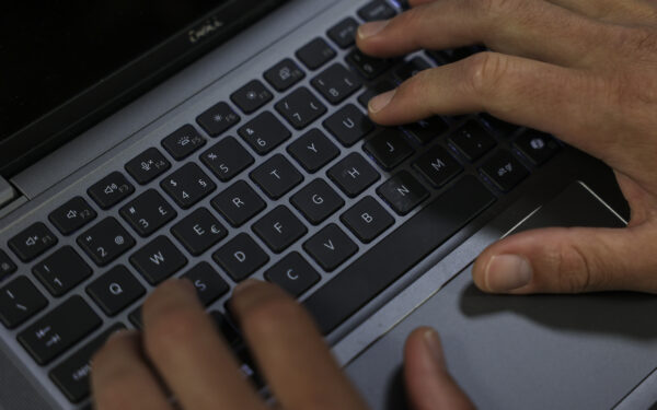 Imprensa online com teclado, 17 de junho de 2025 em Lisboa. TIAGO PETINGA/LUSA