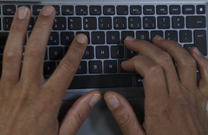 Imprensa online com teclado, 17 de junho de 2025 em Lisboa. TIAGO PETINGA/LUSA