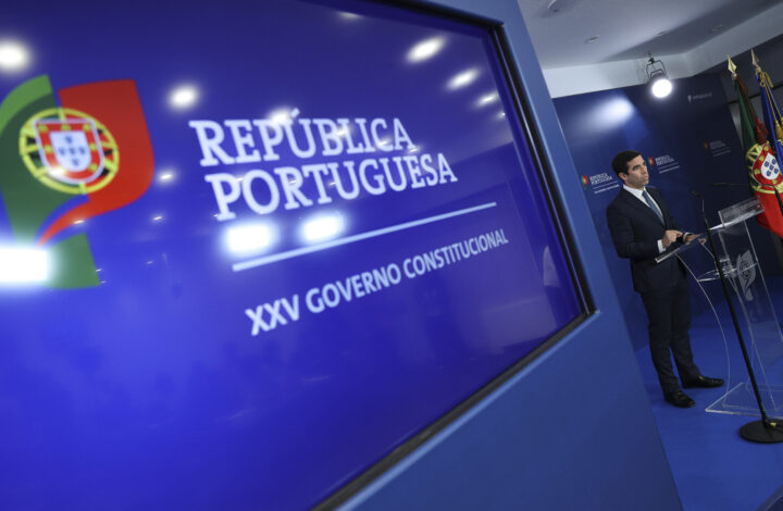 O ministro da Presidência; António Leitão Amaro, durante o briefing final do Conselho de Ministros, no Campus XXI em Lisboa, 23 de junho de 2025. TIAGO PETINGA/LUSA