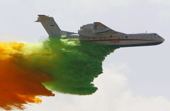O Aviao Russo Beriev BE-200 faz uma descarga de agua com as cores da bandeira portuguesa na presenca do Ministro de Estado e da Administracao Interna, Antonio Costa, na apresentacao do maior aviao do mundo de combate a incendios, na Base Aerea de Monte Real em Leiria, Terca-feira 04 de Julho de 2006 . PAULO CUNHA / LUSA