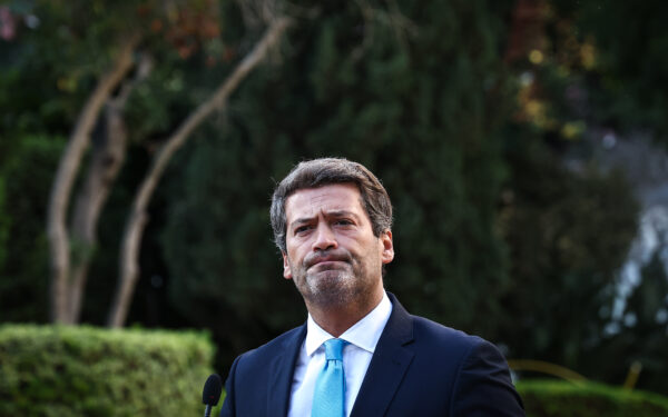 O presidente do Chega, André Ventura, fala aos jornalistas após uma reunião com o primeiro-ministro, Luís Montenegro (ausente na imagem), no palácio de São Bento, em Lisboa, 17 de setembro de 2025. RODRIGO ANTUNES/LUSA