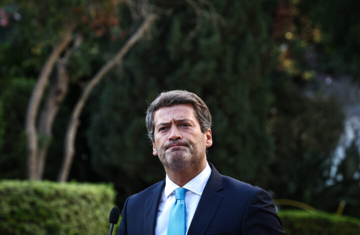 O presidente do Chega, André Ventura, fala aos jornalistas após uma reunião com o primeiro-ministro, Luís Montenegro (ausente na imagem), no palácio de São Bento, em Lisboa, 17 de setembro de 2025. RODRIGO ANTUNES/LUSA