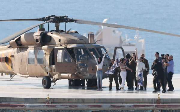 epa12450828 Released Israeli hostage Matan Zangauker waves as he arrives on to the helipad of the Ichilov Hospital in Tel Aviv, Israel, 13 October 2025. The first phase of the Gaza peace agreement, reached between Israel and Hamas, includes the release of Israeli hostages and Palestinian prisoners, a partial withdrawal of Israeli forces, and the delivery of humanitarian aid to Gaza.  EPA/ABIR SULTAN