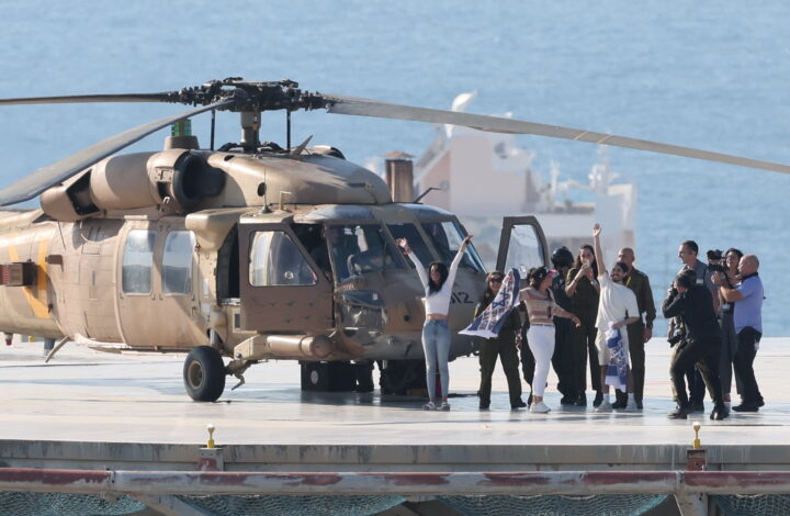 epa12450828 Released Israeli hostage Matan Zangauker waves as he arrives on to the helipad of the Ichilov Hospital in Tel Aviv, Israel, 13 October 2025. The first phase of the Gaza peace agreement, reached between Israel and Hamas, includes the release of Israeli hostages and Palestinian prisoners, a partial withdrawal of Israeli forces, and the delivery of humanitarian aid to Gaza.  EPA/ABIR SULTAN