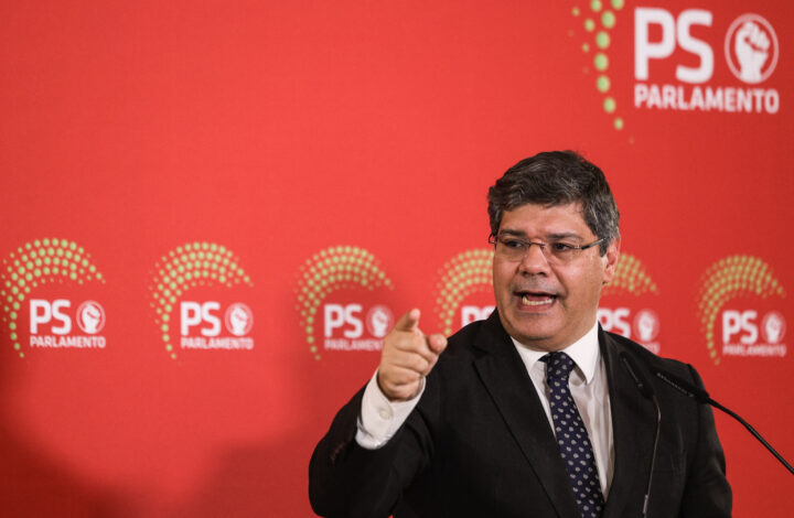 O líder parlamentar do Partido Socialista (PS), Eurico Brilhante Dias, usa da palavra durante o jantar de Natal do grupo parlamentar na assembleia da República em Lisboa, 18 de dezembro de 2025.  TIAGO PETINGA/LUSA
