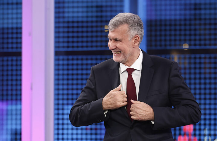 António José Seguro (E) e Henrique Gouveia e Melo pouco antes do debate televisivo com todos os candidatos às eleições presidenciais, Lisboa, 6 de janeiro de 2026. A RTP organiza um debate com os 11 candidatos às eleições presidenciais de 18 de janeiro, moderado pelo jornalista Carlos Daniel. ANTÓNIO COTRIM/LUSA