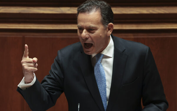 O primeiro-ministro, Luís Montenegro, intervém durante o debate parlamentar com o primeiro-ministro na Assembleia da República, em Lisboa, 8 de janeiro de 2026. MANUEL DE ALMEIDA/LUSA