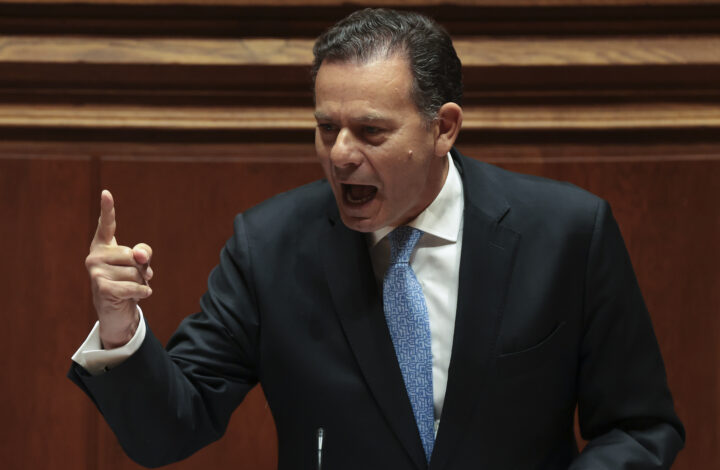 O primeiro-ministro, Luís Montenegro, intervém durante o debate parlamentar com o primeiro-ministro na Assembleia da República, em Lisboa, 8 de janeiro de 2026. MANUEL DE ALMEIDA/LUSA