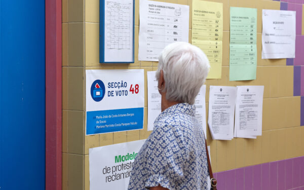 Eleitora consulta boletins informativos para a votação para a Câmara Municipal de Lisboa nas eleições autárquicas 2025, na Escola Básica 2,3 de Telheiras, em Lisboa, 12 de outubro de 2025. Decorrem este domingo as eleições autárquicas em Portugal onde mais de 9,3 milhões de eleitores podem votar. Os eleitores vão escolher os órgãos dirigentes das 308 Câmaras Municipais, 308 Assembleias Municipais e 3.221 Assembleias de Freguesia, pelo que há três boletins de voto. ANTÓNIO COTRIM/LUSA