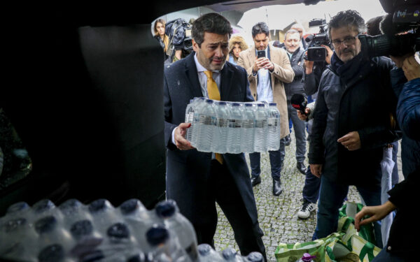 O candidato à Presidência da República, André Ventura, durante uma recolha de bens essenciais para as zonas afectadas pela tempestade Kristin, em Espinho, 30 de janeiro de 2026. Os portugueses elegem o novo Presidente da República em 08 de fevereiro. TIAGO PETINGA/LUSA