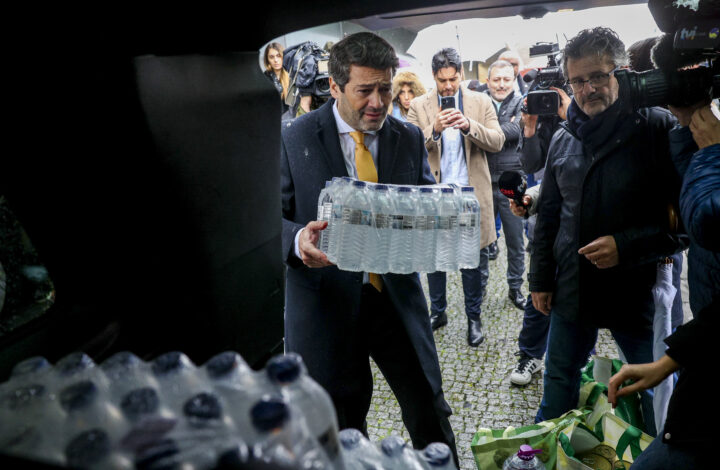 O candidato à Presidência da República, André Ventura, durante uma recolha de bens essenciais para as zonas afectadas pela tempestade Kristin, em Espinho, 30 de janeiro de 2026. Os portugueses elegem o novo Presidente da República em 08 de fevereiro. TIAGO PETINGA/LUSA