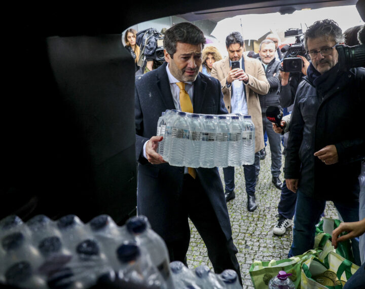 O candidato à Presidência da República, André Ventura, durante uma recolha de bens essenciais para as zonas afectadas pela tempestade Kristin, em Espinho, 30 de janeiro de 2026. Os portugueses elegem o novo Presidente da República em 08 de fevereiro. TIAGO PETINGA/LUSA
