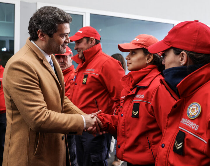 O candidato à Presidência da República, André Ventura (E), durante uma visita aos Bombeiros Voluntários de Braga, 1 de fevereiro de 2026. Os portugueses elegem o novo Presidente da República em 08 de fevereiro. TIAGO PETINGA/LUSA