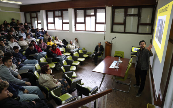 O diretor do jornal online Polígrafo, Filipe Pardal e a jornalista Márcia Mendonça, falam para alunos do 10º ano durante uma sessão da iniciativa de literacia mediática 'Pinóquio na Escola', na Escola Secundária André de Gouveia, Évora, 05 de março de 2026. Este projeto está na 2ª edição e procura sensibilizar e envolver alunos do ensino secundário e do 3º ciclo na luta contra a desinformação. (ACOMPANHA TEXTO DE 09 DE MARÇO DE 2026). NUNO VEIGA/LUSA