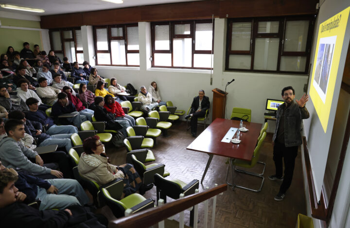 O diretor do jornal online Polígrafo, Filipe Pardal e a jornalista Márcia Mendonça, falam para alunos do 10º ano durante uma sessão da iniciativa de literacia mediática 'Pinóquio na Escola', na Escola Secundária André de Gouveia, Évora, 05 de março de 2026. Este projeto está na 2ª edição e procura sensibilizar e envolver alunos do ensino secundário e do 3º ciclo na luta contra a desinformação. (ACOMPANHA TEXTO DE 09 DE MARÇO DE 2026). NUNO VEIGA/LUSA